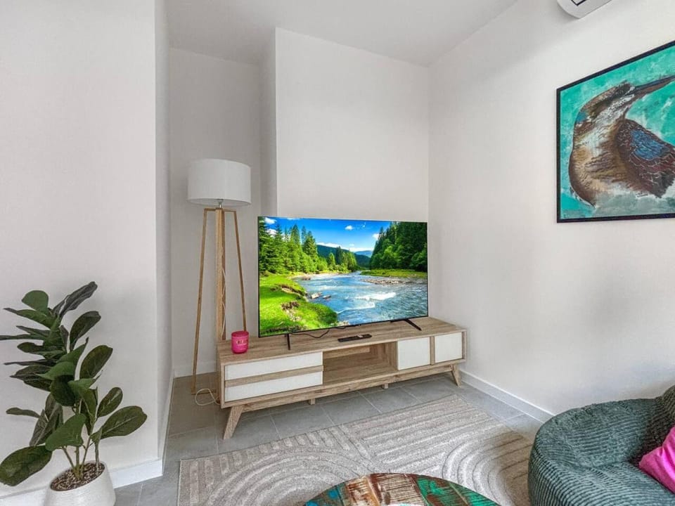 Tropical Vibes in North Manly AC and FREE Parking Apartment in Sydney