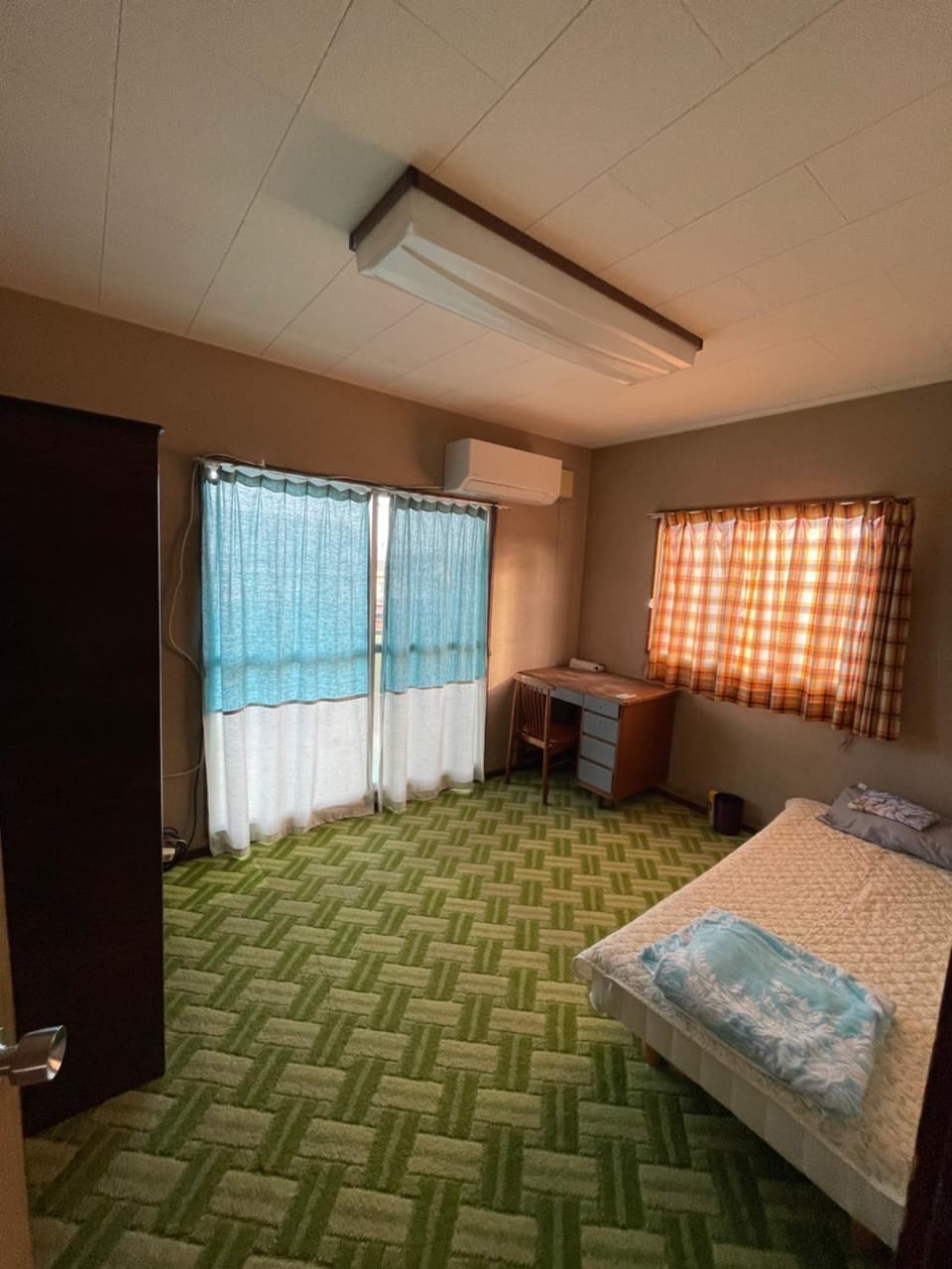 Photo of the whole room, Bedroom, air conditioner