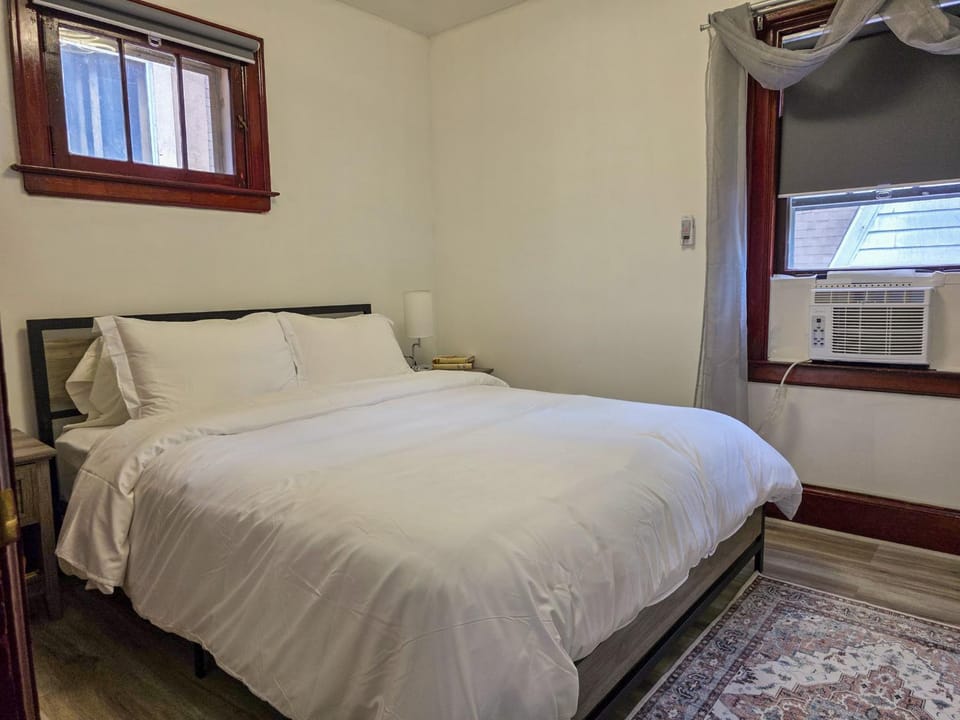 Cute 2 Bedroom Apartment 7 minutes from the falls! Apartment in Niagara Falls