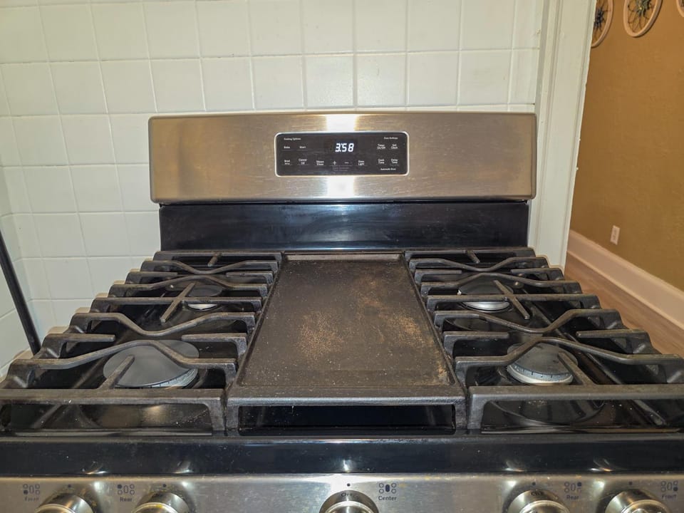 Cute 2 Bedroom Apartment 7 minutes from the falls! Apartment in Niagara Falls