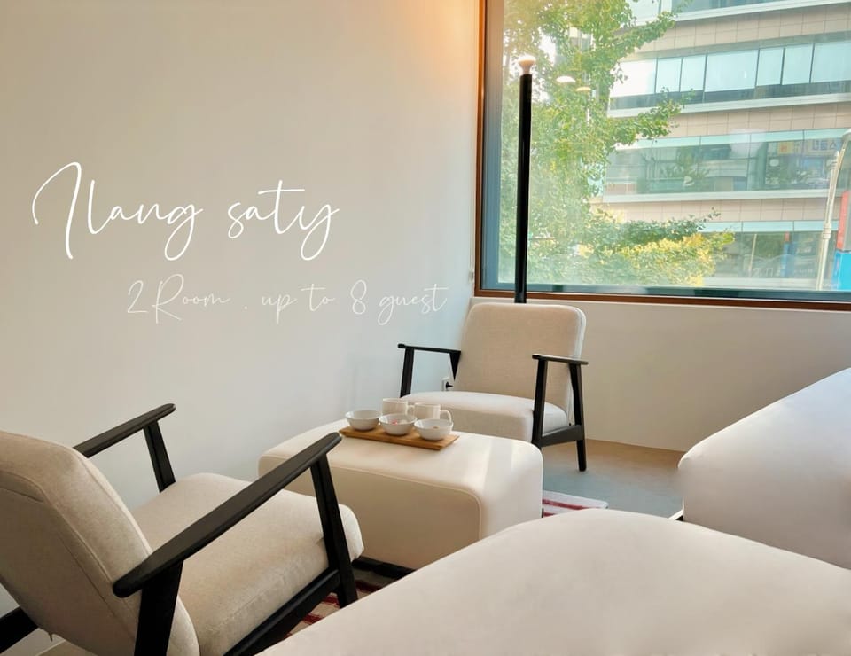 View (from property/room), Seating area, Bedroom, City view