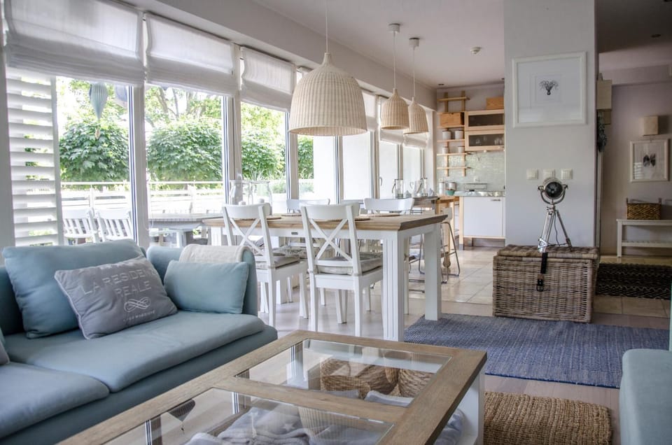 Day, TV and multimedia, Balcony/Terrace, Living room, Decorative detail, Seating area, Garden view, Swimming pool, internet, pet friendly, safe, stove, kitchen