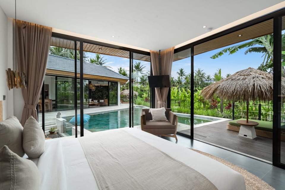 Day, Bedroom, Swimming pool, sunbed