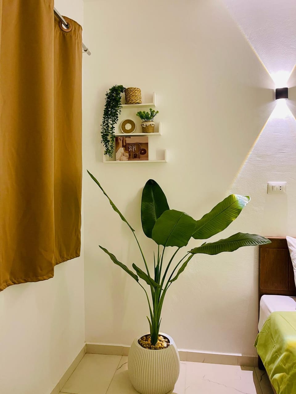 Bed, Living room, Photo of the whole room, Decorative detail, Bedroom