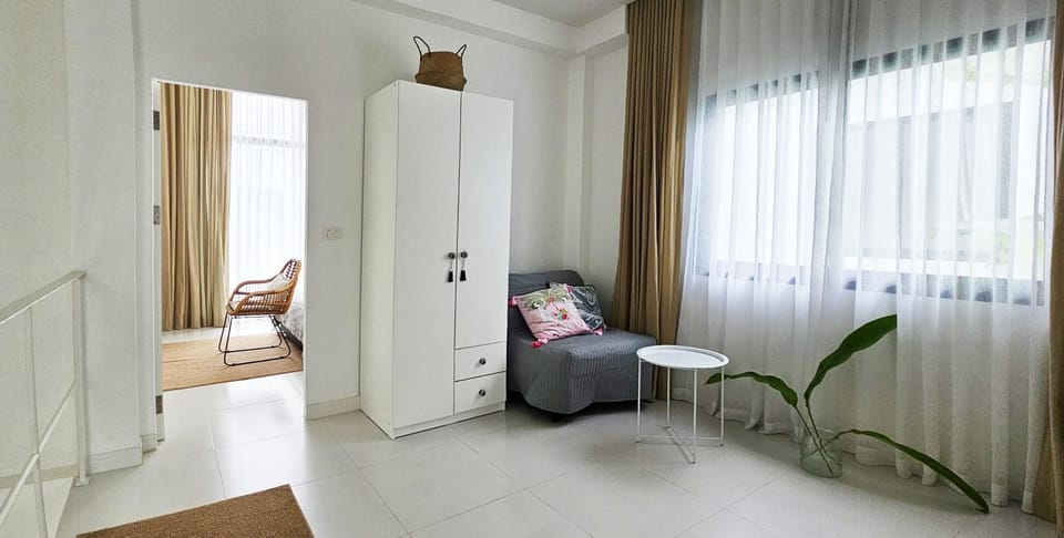 Bed, Seating area