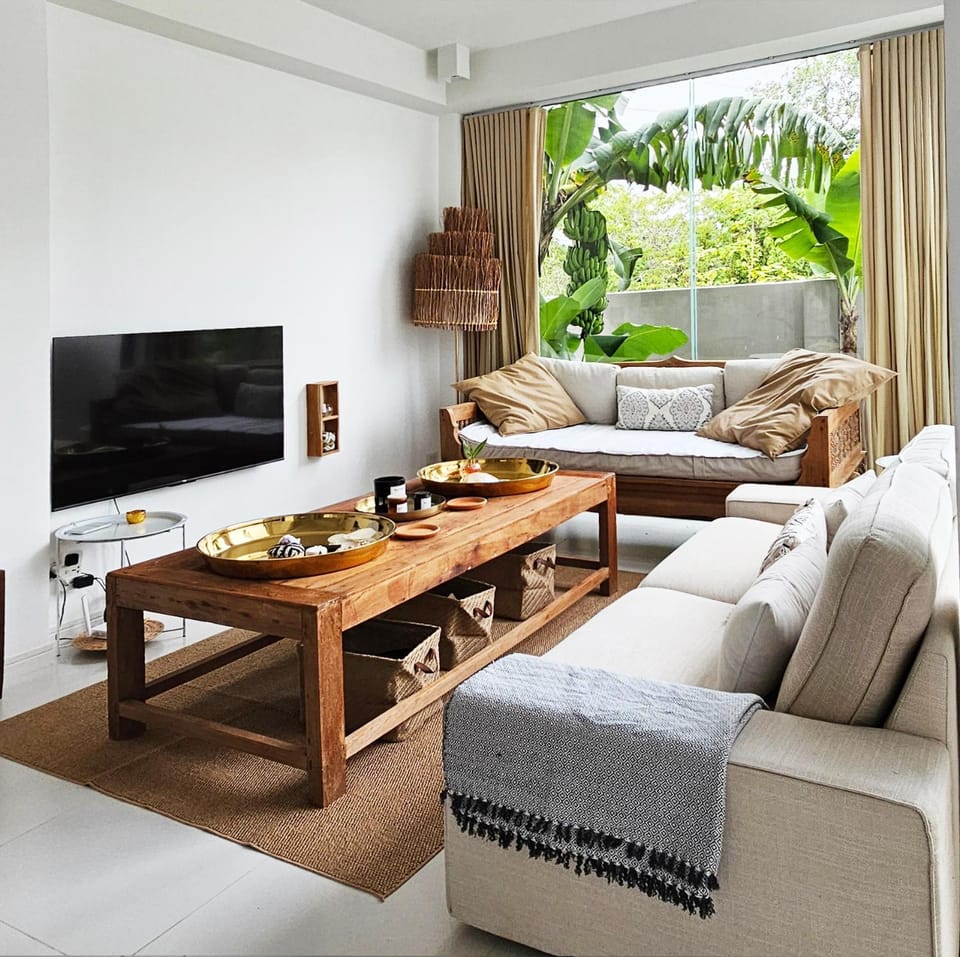 TV and multimedia, Living room, Seating area, Evening entertainment, Garden view