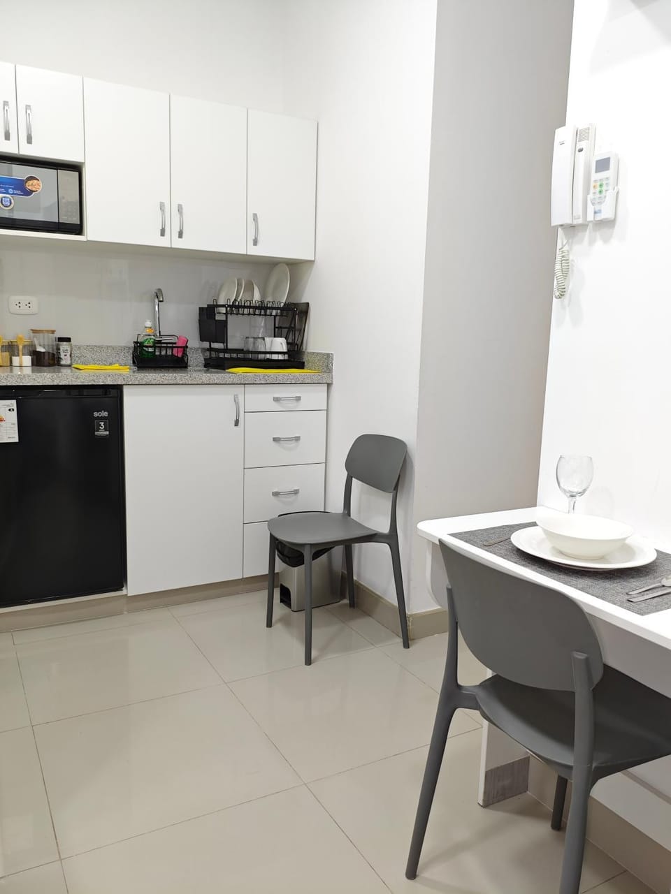 Coffee/tea facilities, Photo of the whole room, Dining area, flat iron, hair dryier, internet, microwave, towels, air conditioner