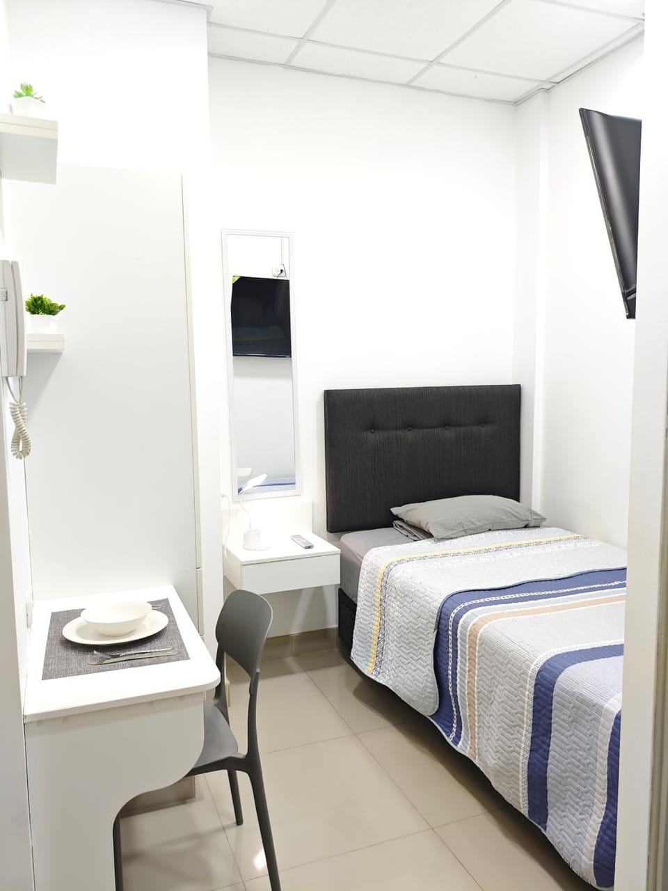 Bed, TV and multimedia, Photo of the whole room, Bedroom, towels, air conditioner