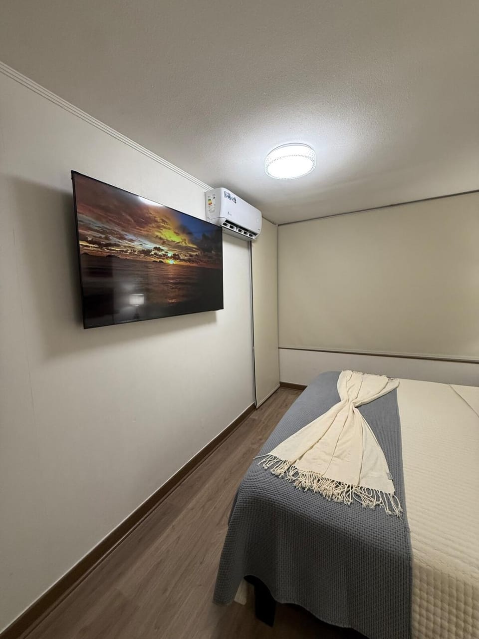 Bed, TV and multimedia, Photo of the whole room, Bedroom
