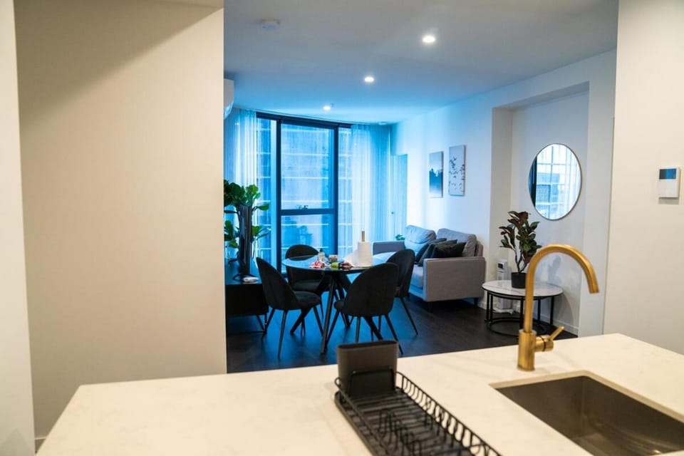 Home in the Sky 2BR,2BA with City Views,Pool & Gym Apartment in Melbourne