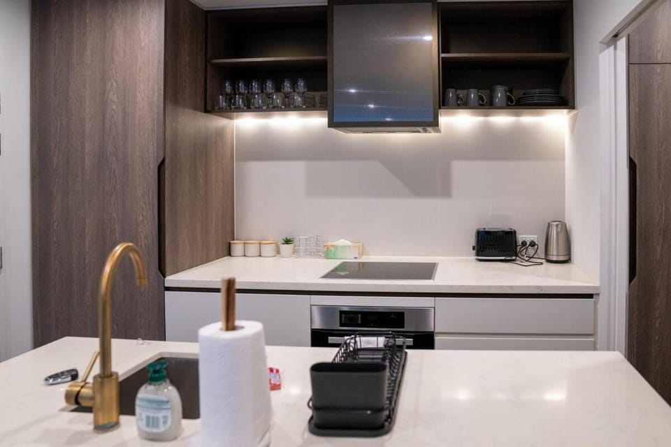 Home in the Sky 2BR,2BA with City Views,Pool & Gym Apartment in Melbourne