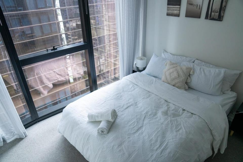 Home in the Sky 2BR,2BA with City Views,Pool & Gym Apartment in Melbourne