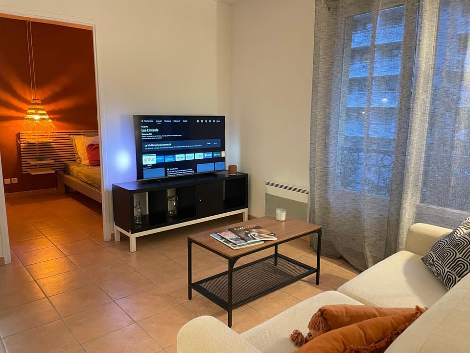 TV and multimedia, Living room, Evening entertainment