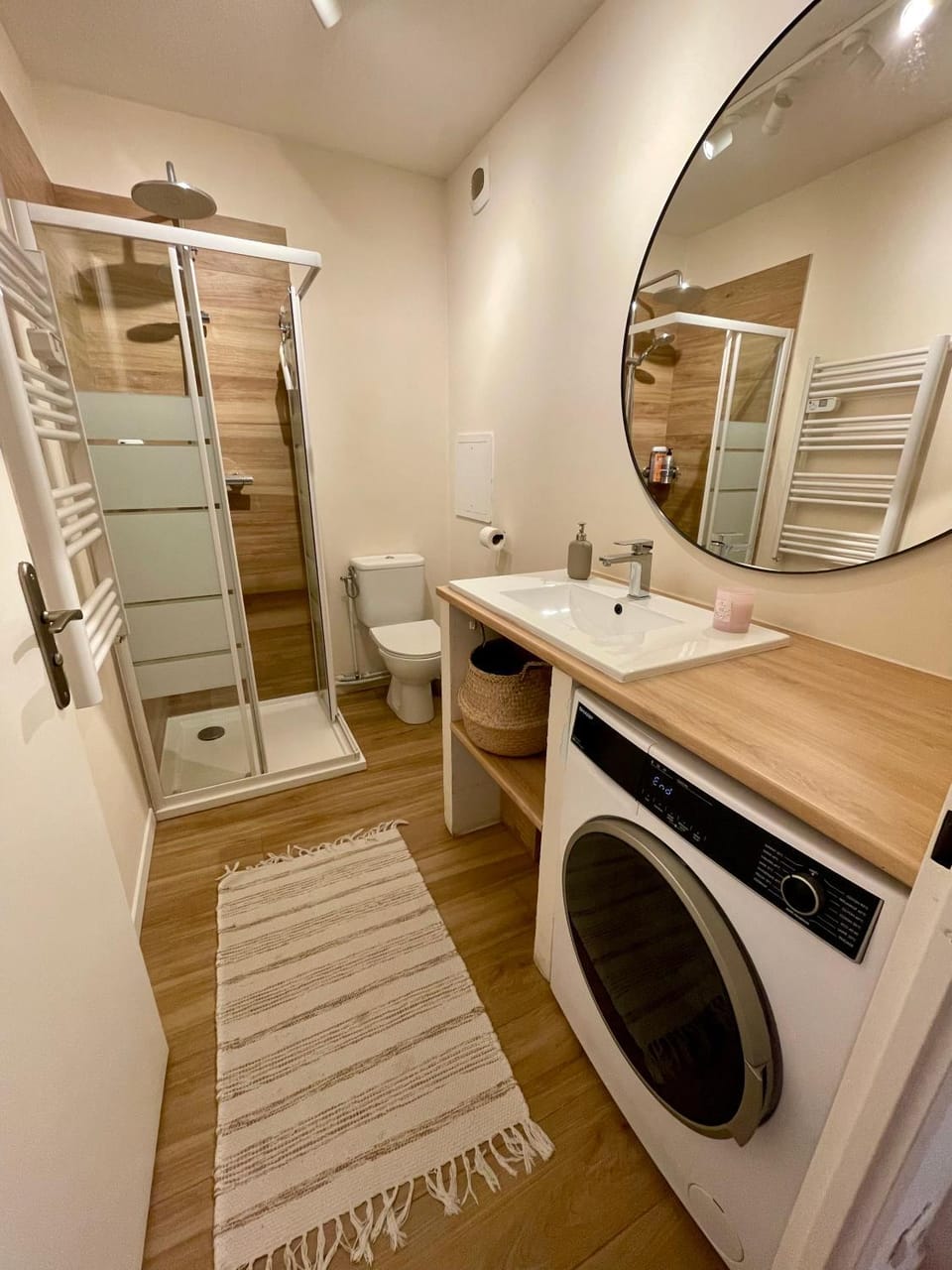 Shower, Bathroom, towels, washing machine