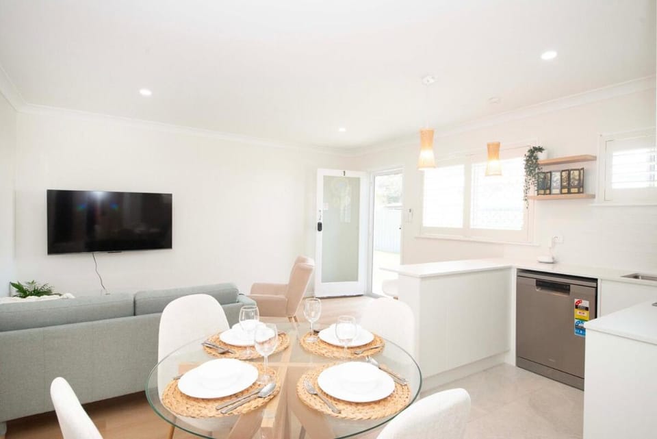 TV and multimedia, Kitchen or kitchenette, Living room, Seating area, Dining area, dishwasher, oven