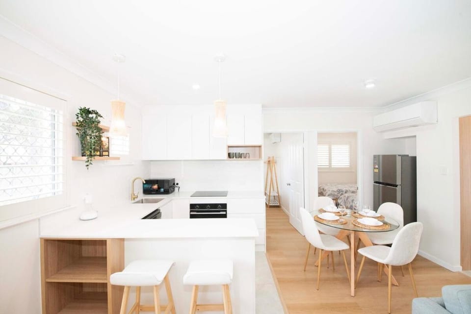 Kitchen or kitchenette, Dining area, oven, stove