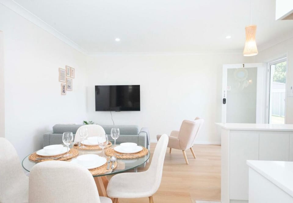 TV and multimedia, Living room, Seating area, Dining area