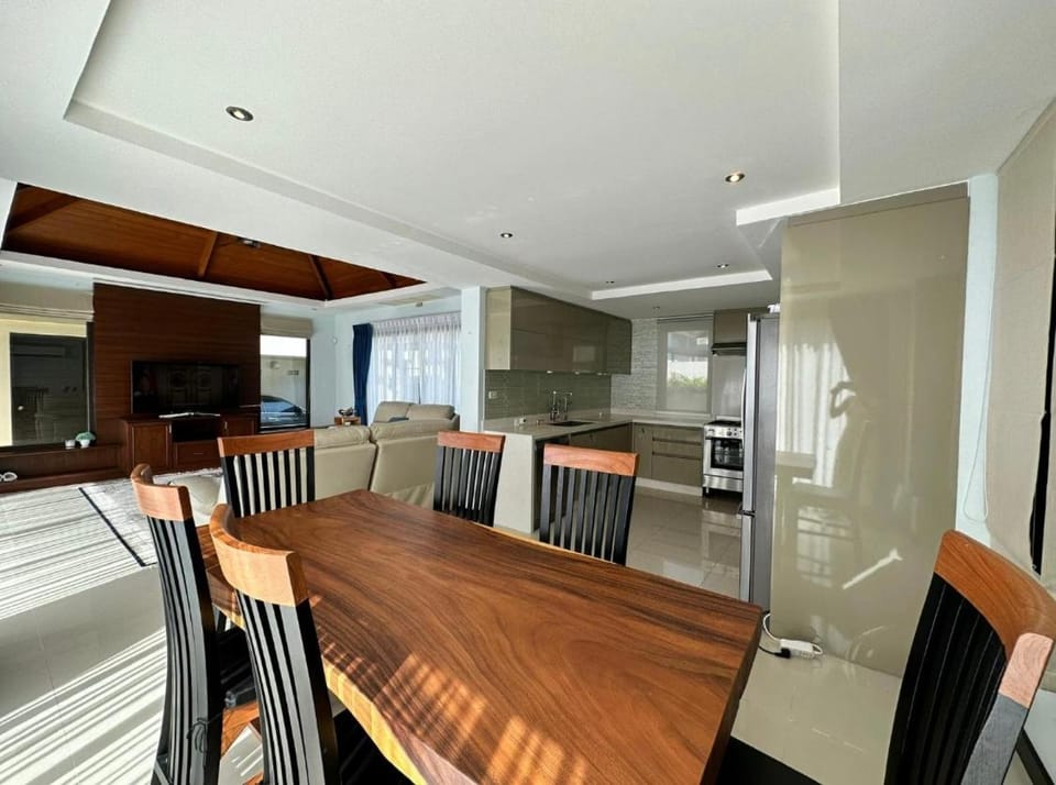 Kitchen or kitchenette, Living room, Dining area