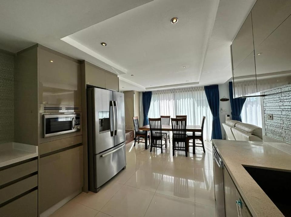Kitchen or kitchenette, Kitchen or kitchenette, Dining area, dishwasher