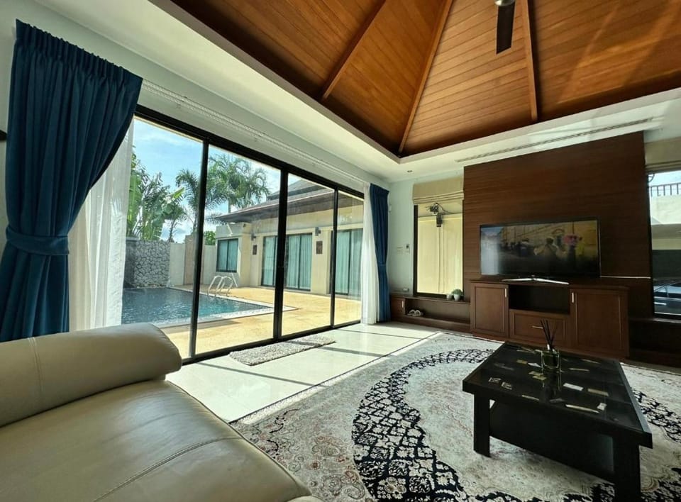 Communal lounge/ TV room, Communal lounge/ TV room, TV and multimedia, Living room, Seating area, Evening entertainment, Pool view, Swimming pool