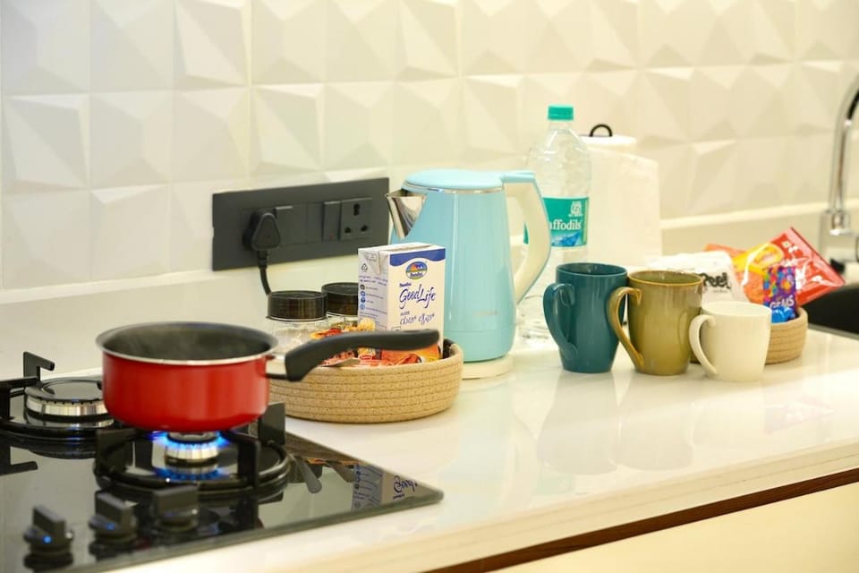 Coffee/tea facilities, Kitchen or kitchenette, stove