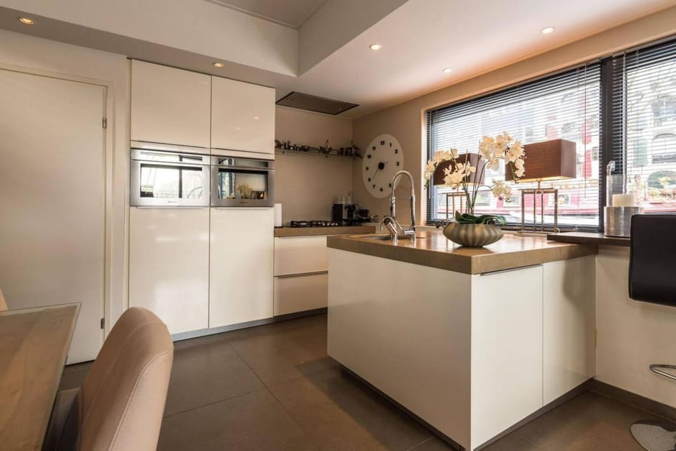 Executive Houseboat-Apartment Sumatra House in Amsterdam