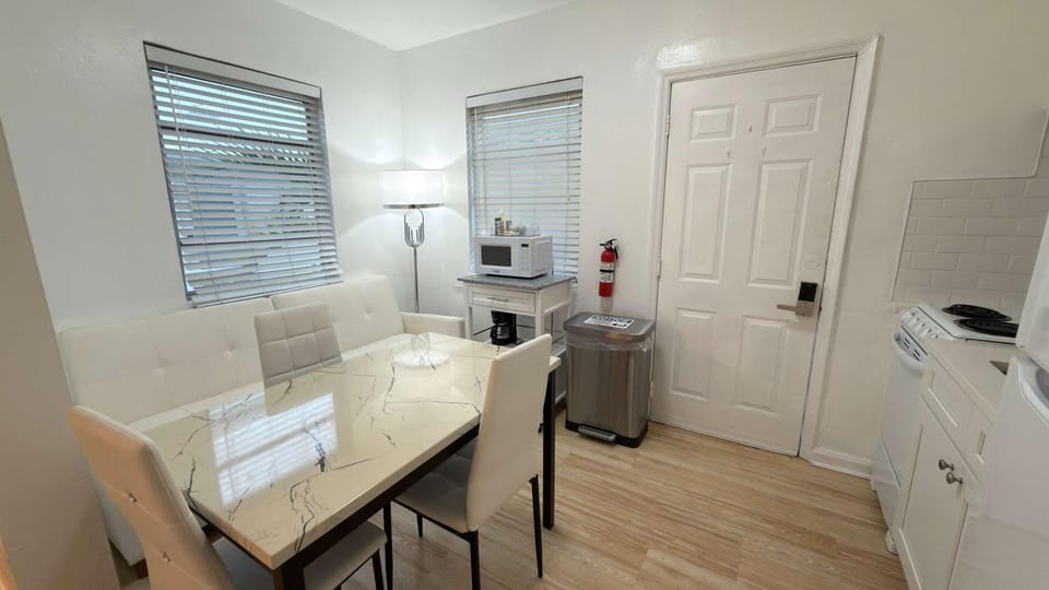 Cozy 1BR Beach Apartment Walk to Miami Beach Apartment in Flamingo Lummus