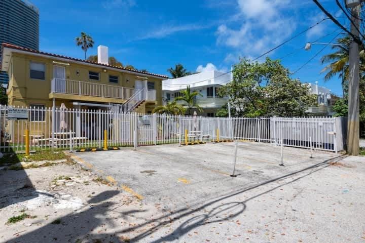 Cozy 1BR Beach Apartment Walk to Miami Beach Apartment in Flamingo Lummus