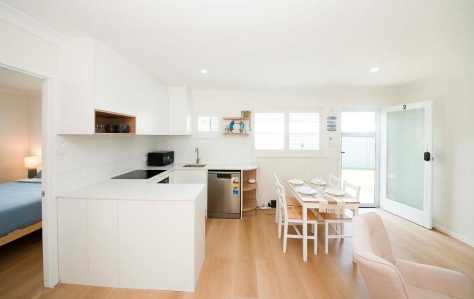 Kitchen or kitchenette, Dining area, stove