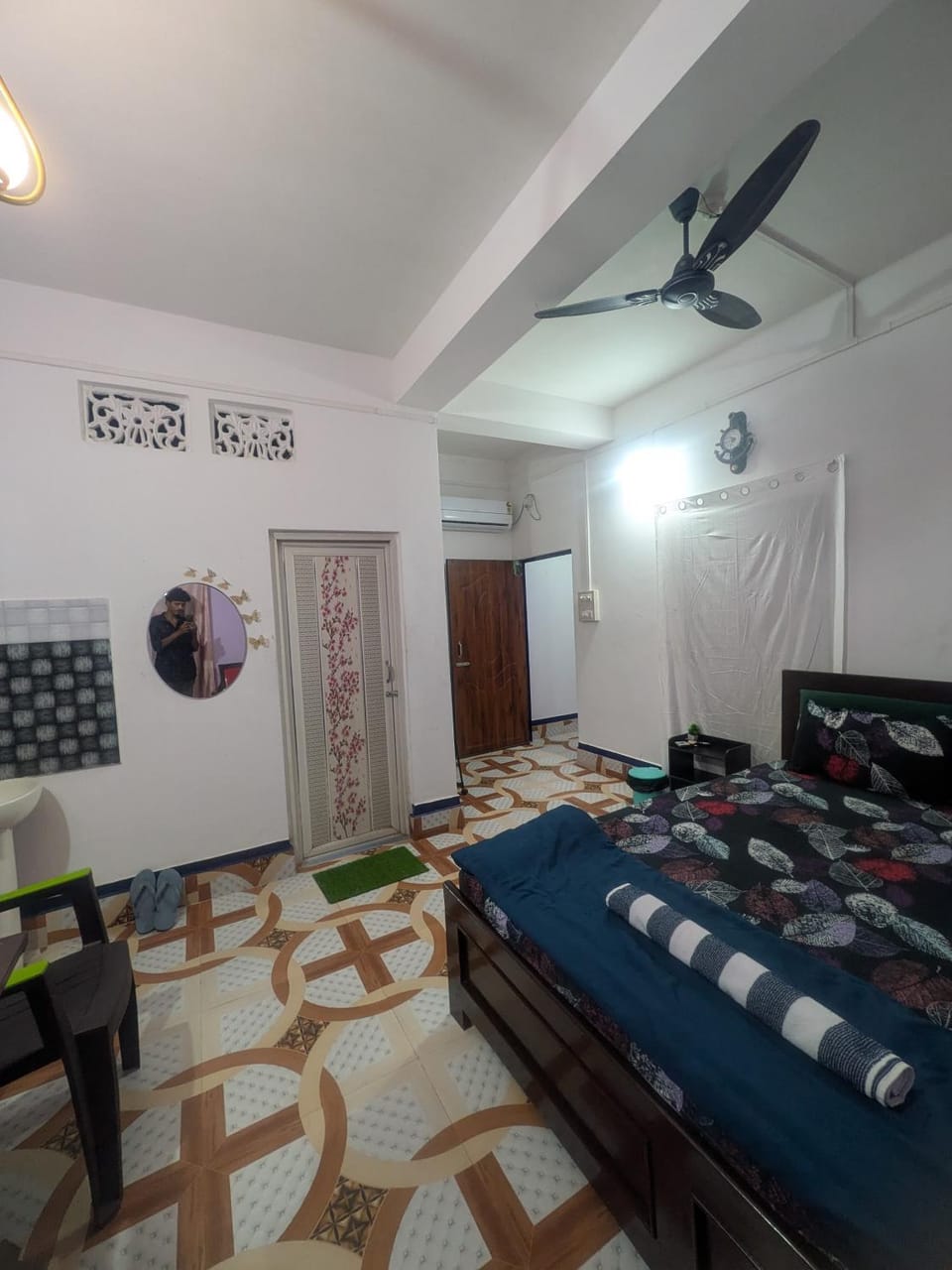 Photo of the whole room, air conditioner