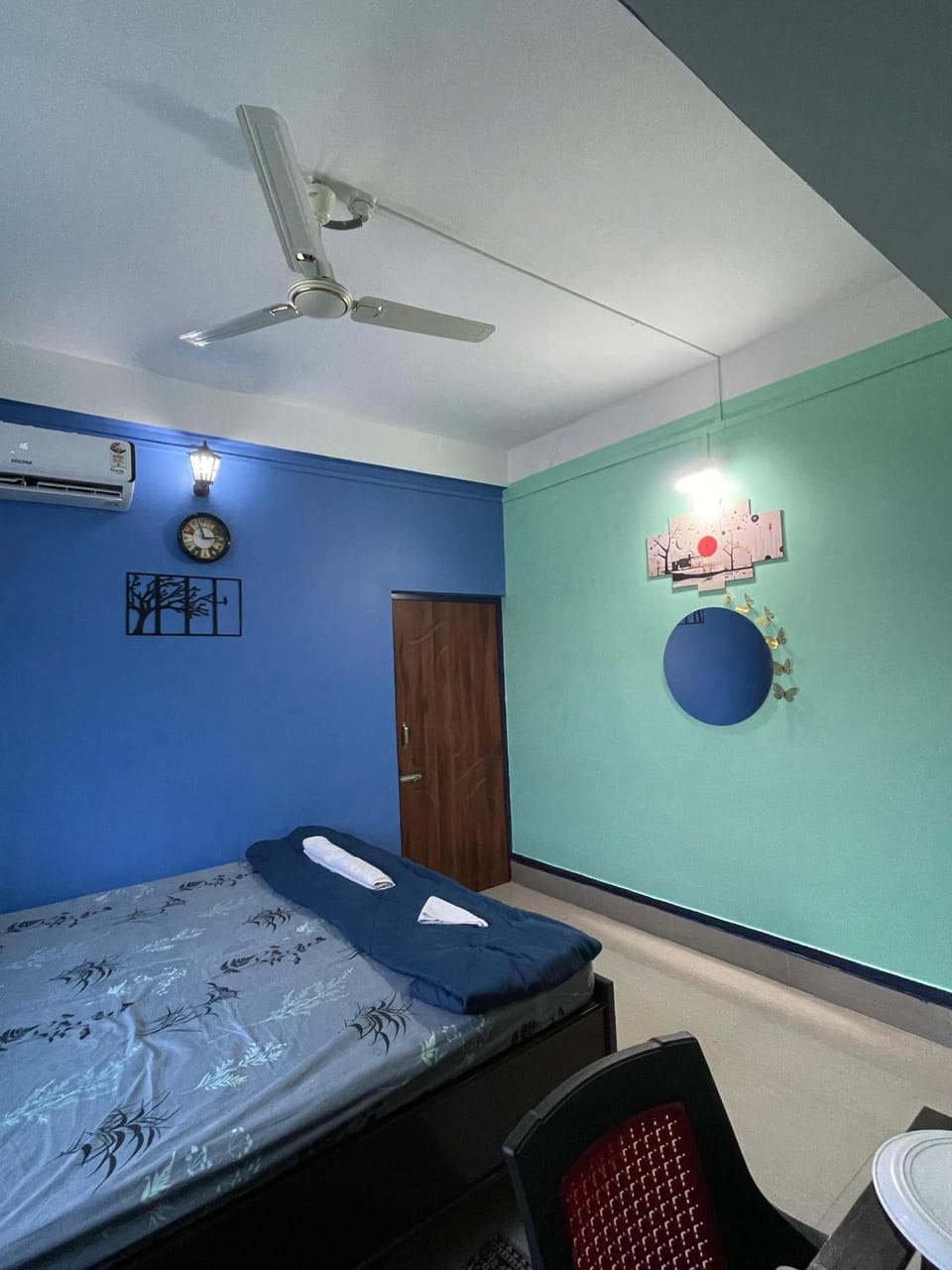 Photo of the whole room, Bedroom, air conditioner