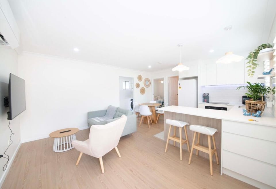 TV and multimedia, Kitchen or kitchenette, Living room, Seating area, Dining area