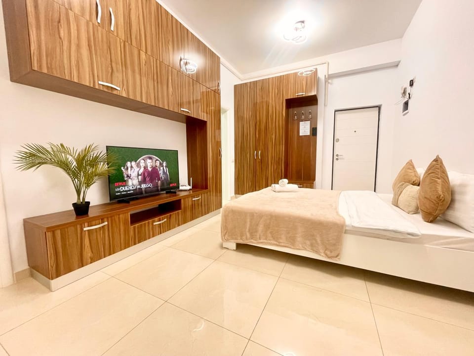 Bed, TV and multimedia, Photo of the whole room, Evening entertainment, Bedroom, wardrobe