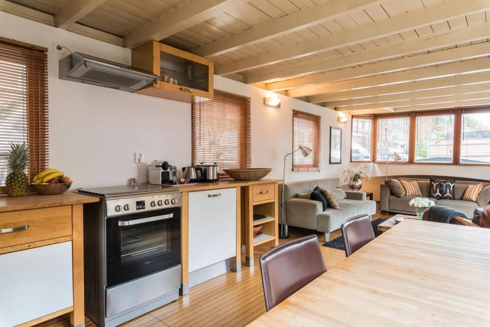 Luxury Houseboat Prince-William House in Amsterdam