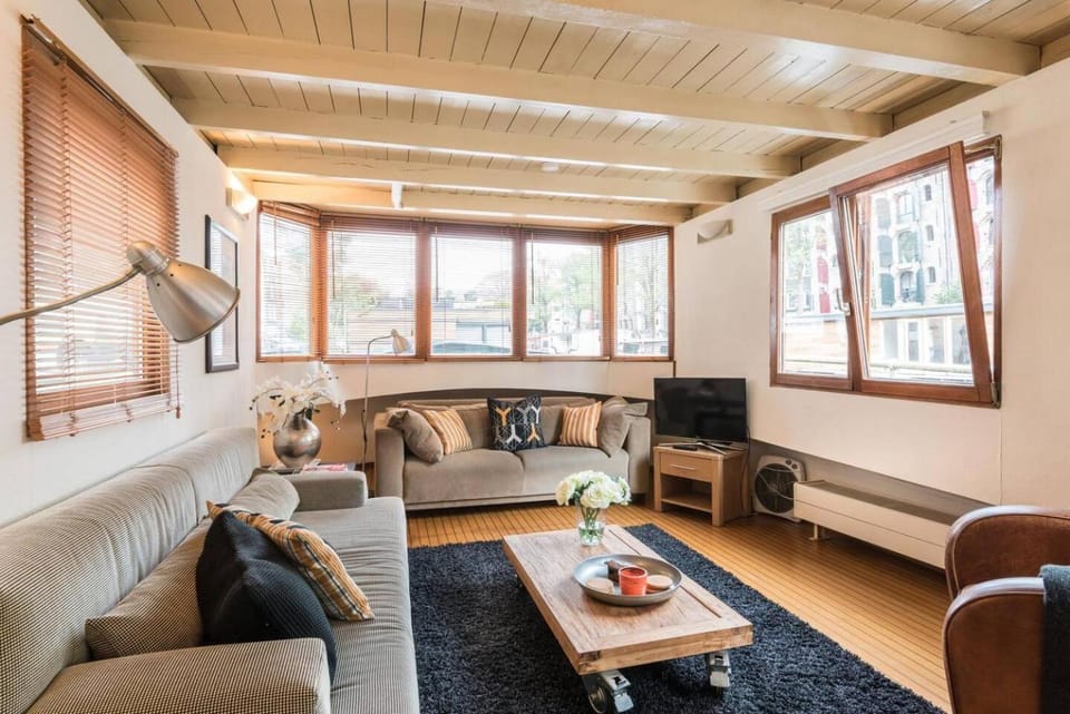 Luxury Houseboat Prince-William House in Amsterdam