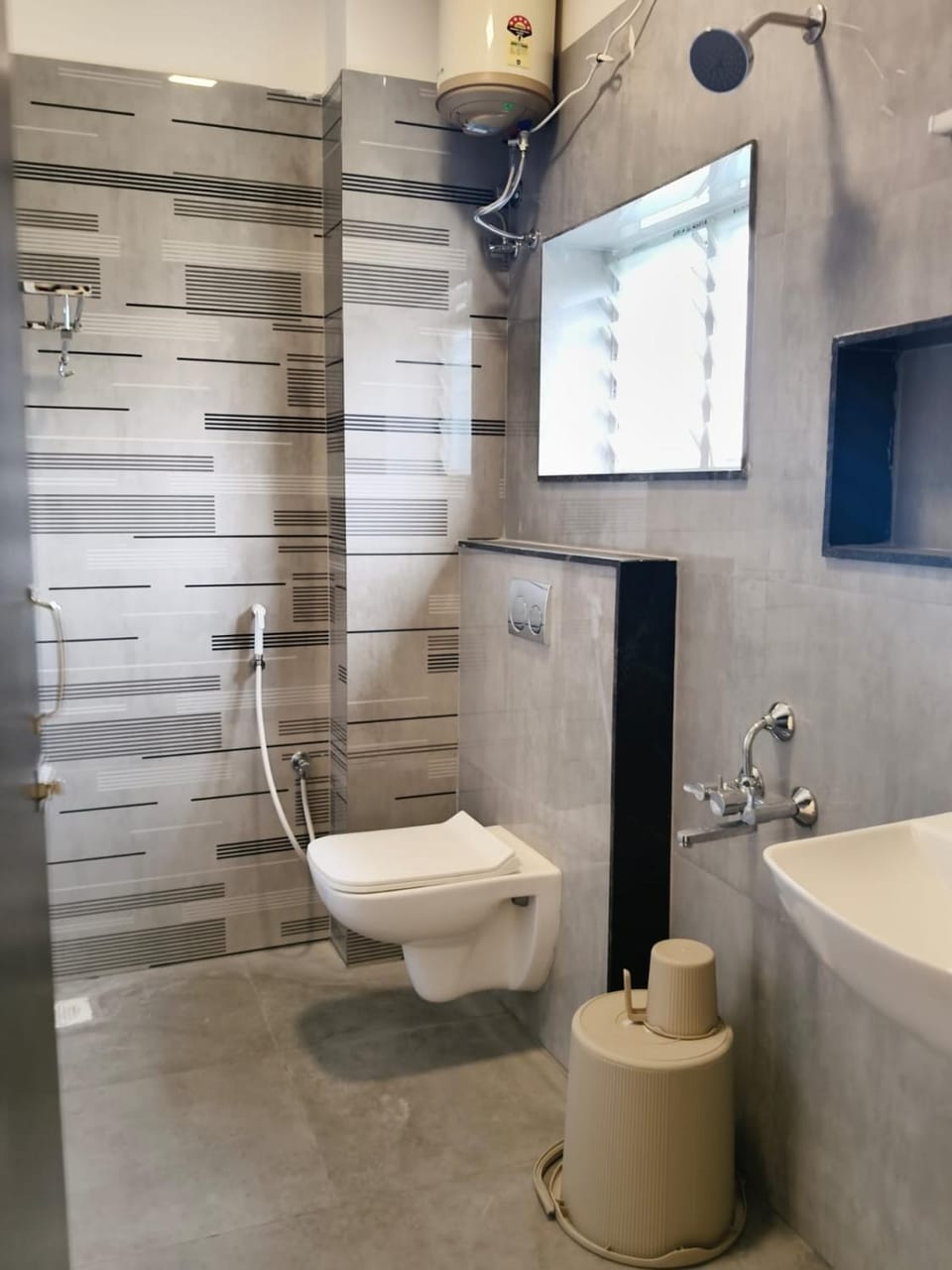 Toilet, towels