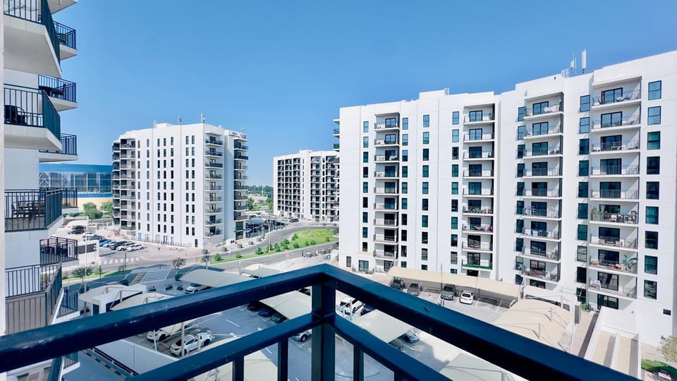 Property building, Neighbourhood, View (from property/room), Balcony/Terrace, Parking