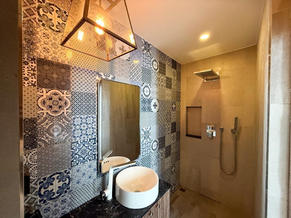 Shower, Toilet