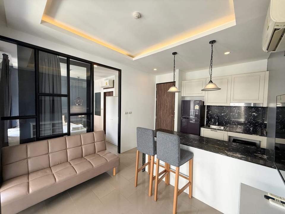 Kitchen or kitchenette, Seating area, Dining area, stove