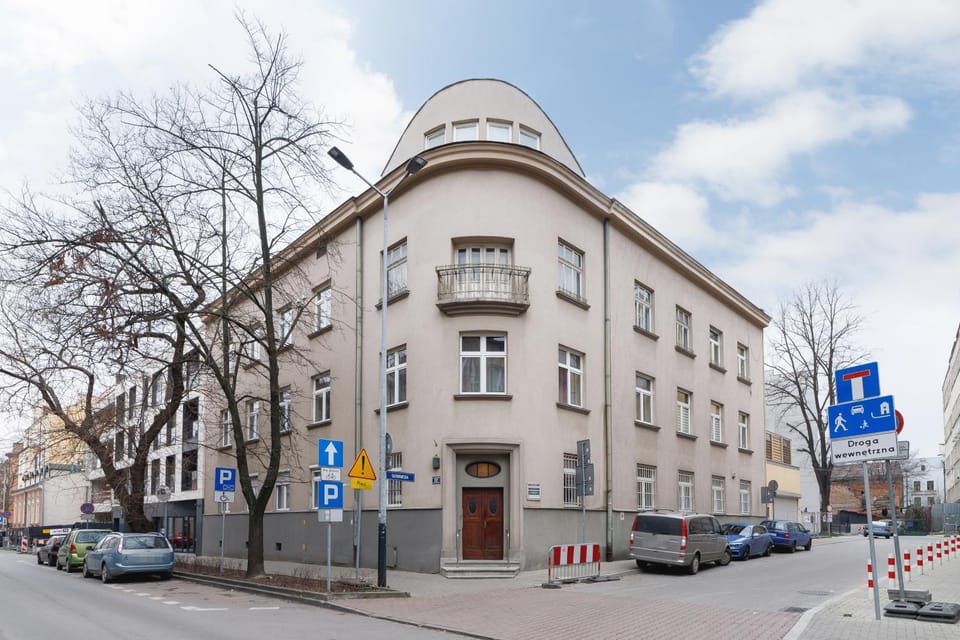 Property building, Neighbourhood, Location