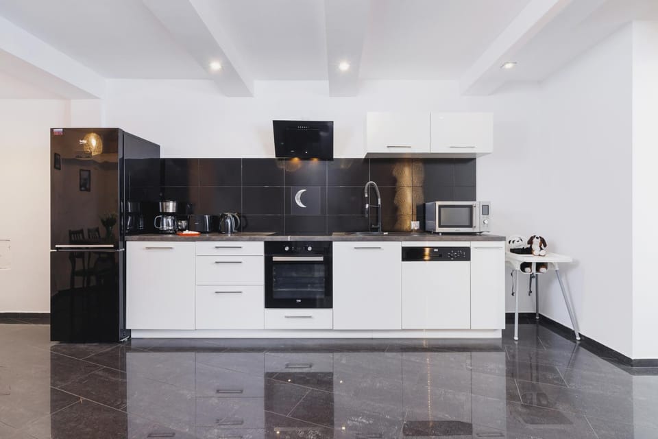 Coffee/tea facilities, Kitchen or kitchenette, stove