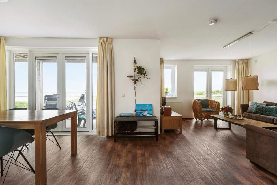 602S 4-pers apartment with unique beach view Apartment in Hellevoetsluis