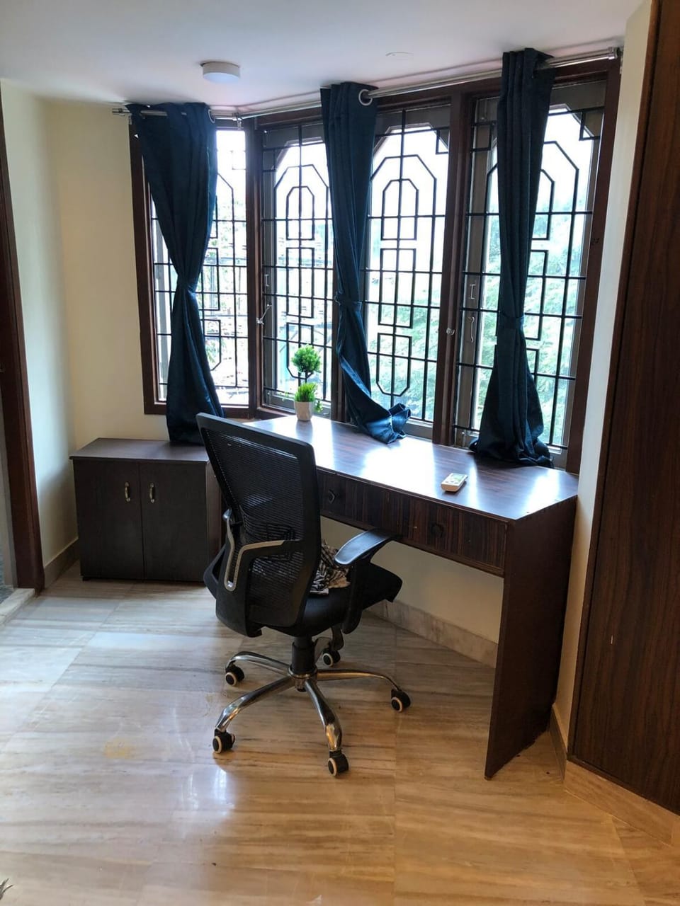 Cozy room at The Hole In The Wall Cafe Indiranagar Apartment in Bengaluru