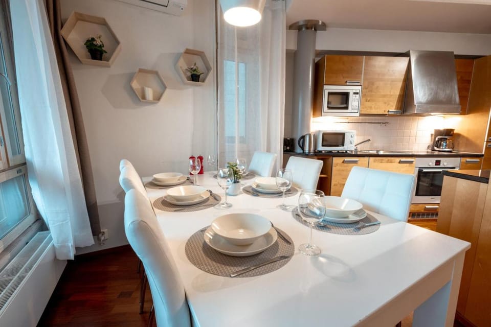 Coffee/tea facilities, Kitchen or kitchenette, Dining area, kitchen