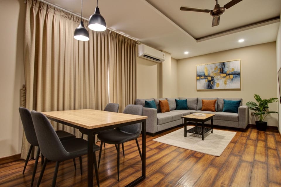 Restaurant/places to eat, Living room, Seating area, Dining area