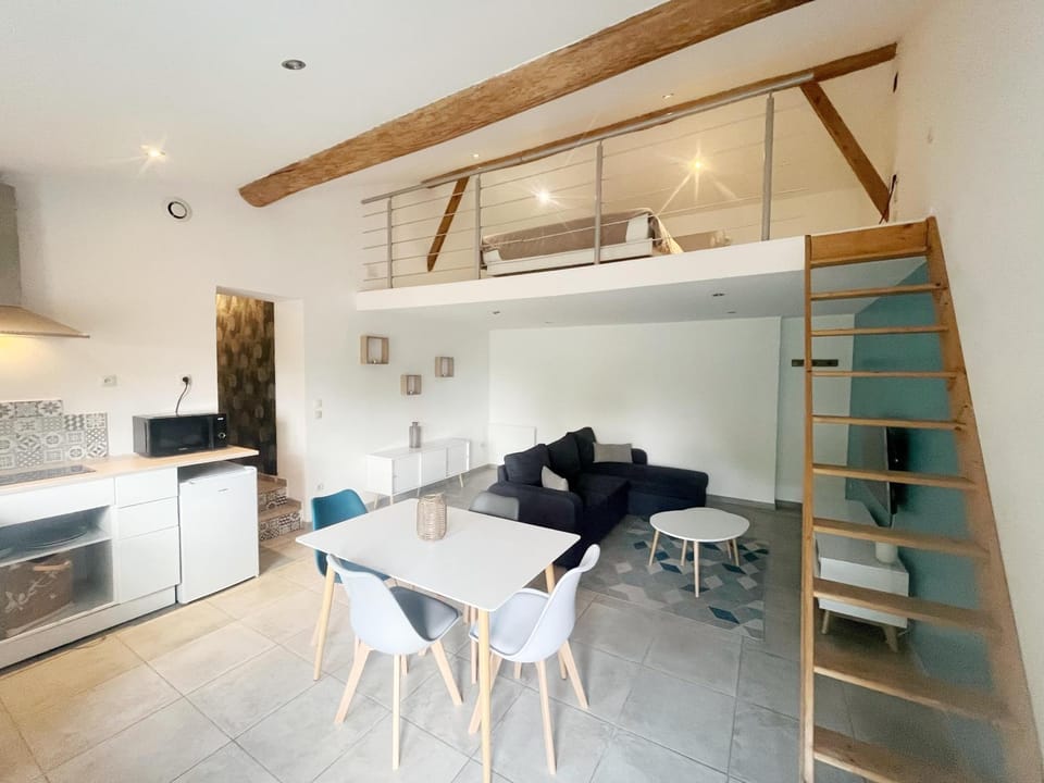 Coffee/tea facilities, Kitchen or kitchenette, microwave, stove, toaster