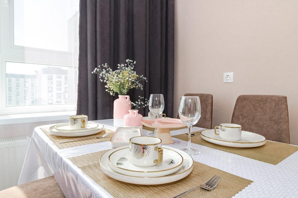 Living room, Food and drinks, Seating area, Dining area, Food, Drinks