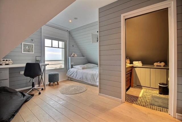 Photo of the whole room, Bedroom