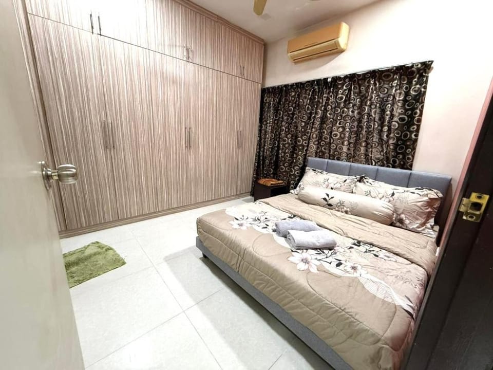 Bed, Living room, Photo of the whole room, Bedroom, wardrobe, air conditioner