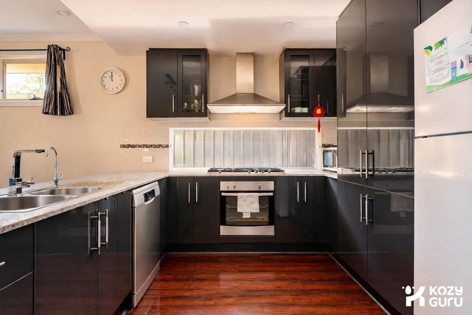 KozyGuru | Richmond | Stylish 3-Bedroom City Gem House in Adelaide